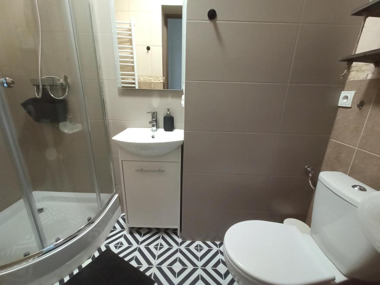 Lemuria Pokoje Hostel Chojnowska A Legnica Esterno foto